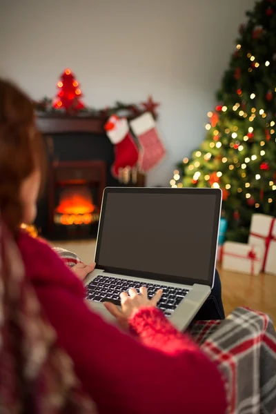 Ruiva usando laptop na poltrona no Natal — Fotografia de Stock