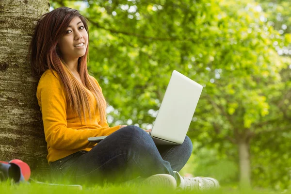 Kobieta korzysta z laptopa w parku — Zdjęcie stockowe