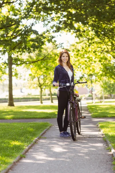 かわいい赤毛の彼女の自転車と — ストック写真