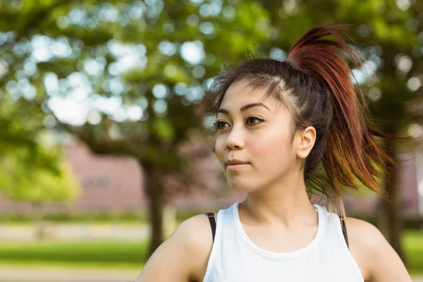 Femme saine regardant loin dans le parc — Photo