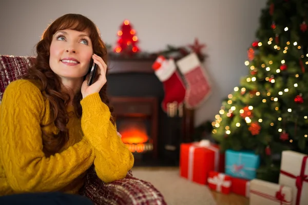 Söt rödhårig i telefon vid jul — Stockfoto