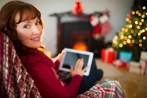 Bellezza rossa utilizzando tablet a Natale — Foto Stock