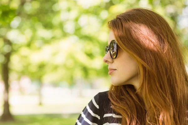 Vrouw op zoek weg in park — Stockfoto