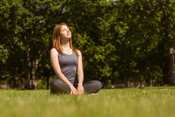 Porträtt av en söt rödhårig sitter sorglös — Stockfoto