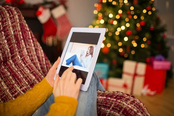Pelirroja sentada en el sofá usando tableta en Navidad — Foto de Stock