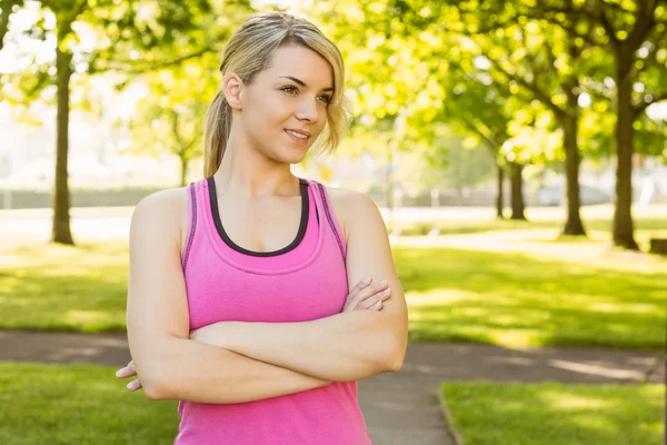 Fitte Blondine lächelt im Park — Stockfoto