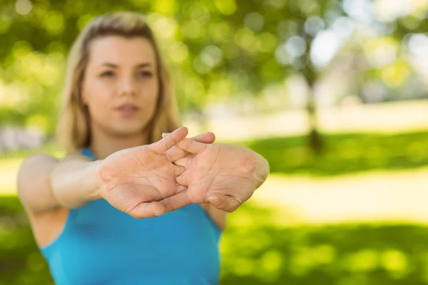 In forma bionda che si estende nel parco — Foto Stock