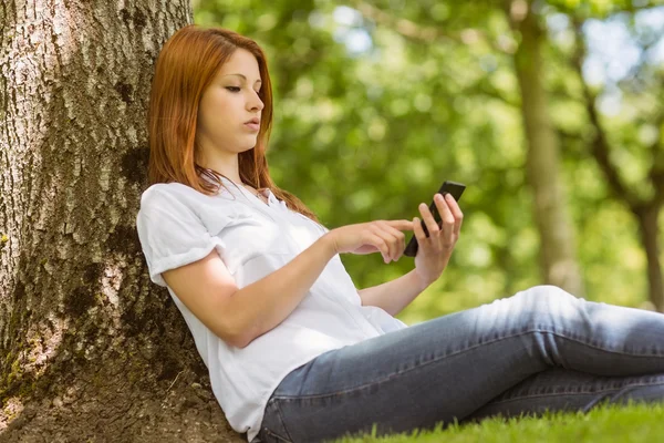 Pěkná zrzka textových zpráv na telefon — Stock fotografie