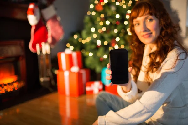 Piękny rudy kobieta pokazując telefon komórkowy — Zdjęcie stockowe