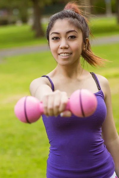 公園で女性持ち上がるダンベル — ストック写真