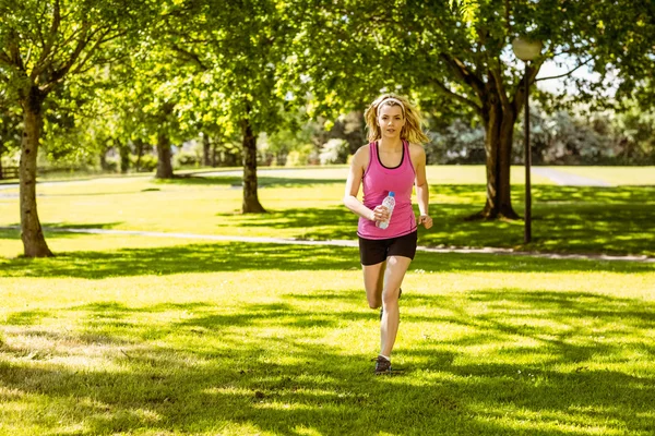 Pasuje blond jogging w parku — Zdjęcie stockowe