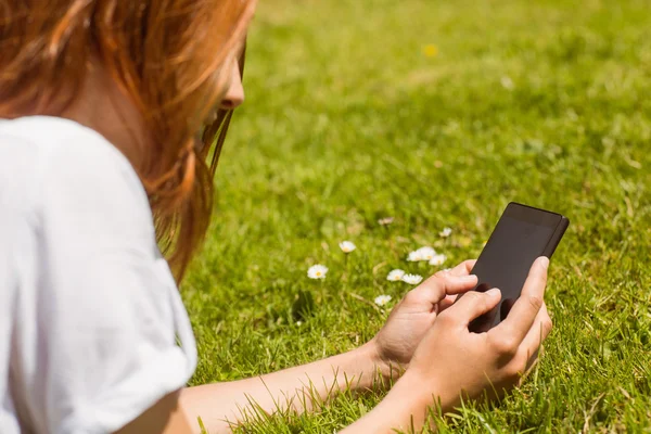 Mooie roodharige voor SMS-berichten op haar telefoon — Stockfoto