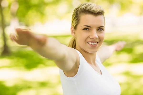 Bionda pacifica che fa yoga nel parco — Foto Stock