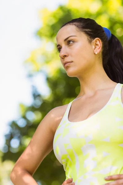 Fokuserad fit brunett i parken — Stockfoto