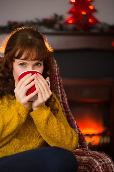Beauty redhead drinking hot drink at christmas — Stock Photo, Image