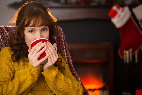 Ruiva sorrindo bebendo bebida quente no Natal — Fotografia de Stock