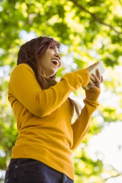 Jonge vrouw van het tekstoverseinen in park — Stockfoto