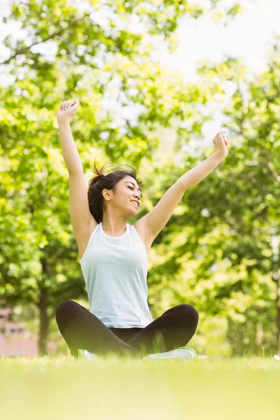 Mujer sana estirando las manos en el parque — Foto de Stock