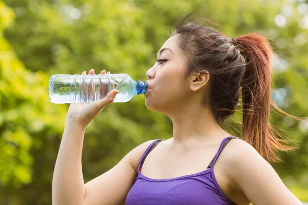 Donna che beve acqua nel parco — Foto Stock