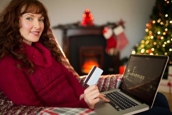 Lächelnde rote Haare online einkaufen mit Laptop — Stockfoto