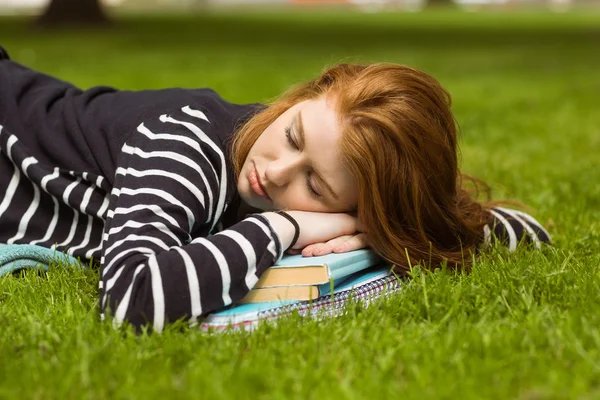 Jonge vrouw liggen in het park — Stockfoto