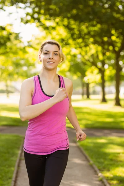 Passen blonde joggen in het park — Stockfoto