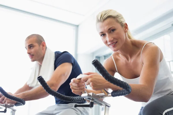 Pareja trabajando en bicicletas estáticas —  Fotos de Stock