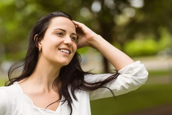 Gelukkig casual brunette staande — Stockfoto