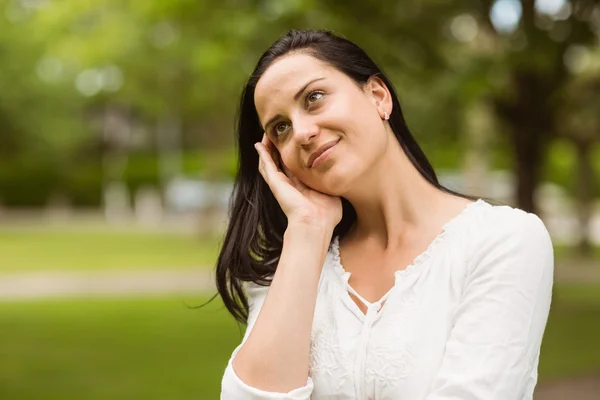 Sorrindo morena de pé e pensando — Fotografia de Stock