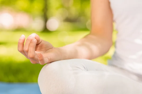 Vreedzame vrouw doen yoga in het park — Stockfoto