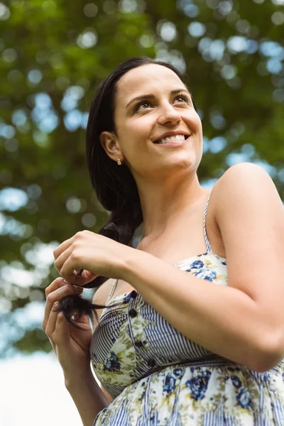 Portrét usměvavá brunetka drží její COP — Stock fotografie