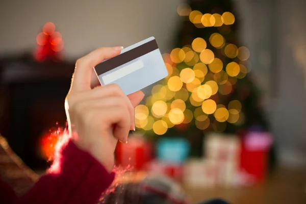 Mulher mostrando cartão de crédito no Natal — Fotografia de Stock