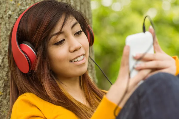 Woman enjoying music in park — Stock Photo, Image