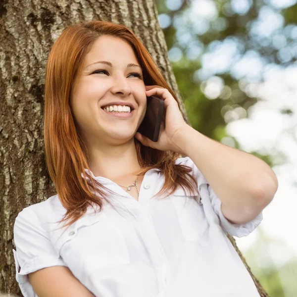 Ziemlich rothaarig lächelnd am Telefon — Stockfoto