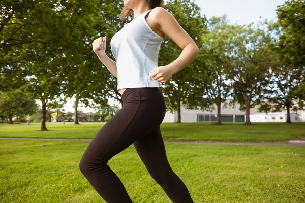 Zdrowa kobieta jogging w parku — Zdjęcie stockowe