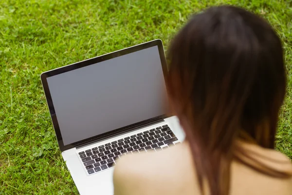 Mujer usando portátil en el parque — Foto de Stock