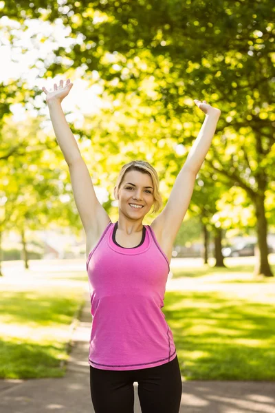 Fitte Blondine dehnt sich im Park — Stockfoto