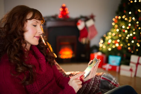 Calma redhead messaggistica di testo a Natale — Foto Stock