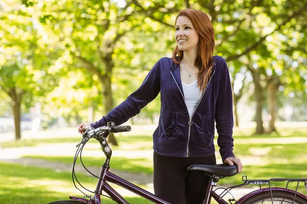 かわいい赤毛の彼女の自転車と — ストック写真