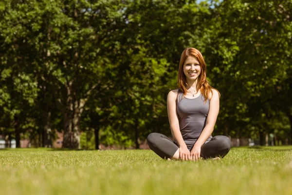 Porträtt av en söt rödhårig sitter — Stockfoto