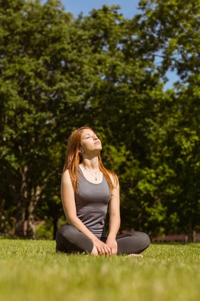 Porträtt av en söt rödhårig sitter sorglös — Stockfoto