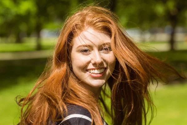 Beautiful young woman in park — Stock Photo, Image