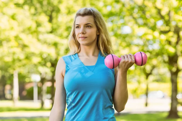 Fitte Blondine beim Hantelheben im Park — Stockfoto