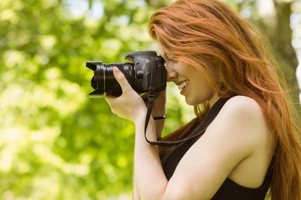 Vacker kvinnlig fotograf på park — Stockfoto
