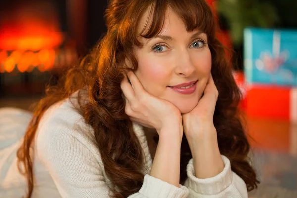 Smiling woman is resting her head on her hands — Stock Photo, Image