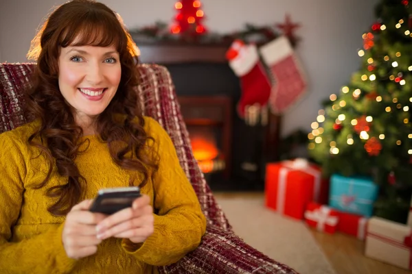 Pelirroja feliz usando el móvil en Navidad — Foto de Stock