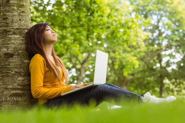 Vrouw met laptop in park — Stockfoto