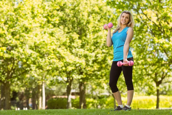 Fitte Blondine beim Hantelheben im Park — Stockfoto