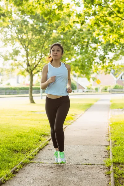 Donna che corre attraverso il parco — Foto Stock