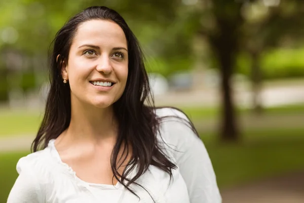 Portret van een glimlachende brunette staan — Stockfoto